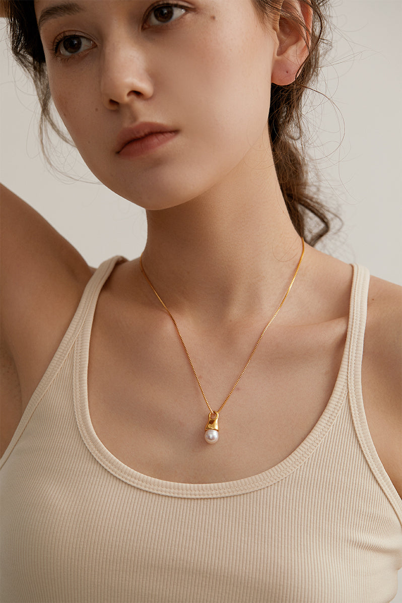 Single Pearl Pendant Necklace