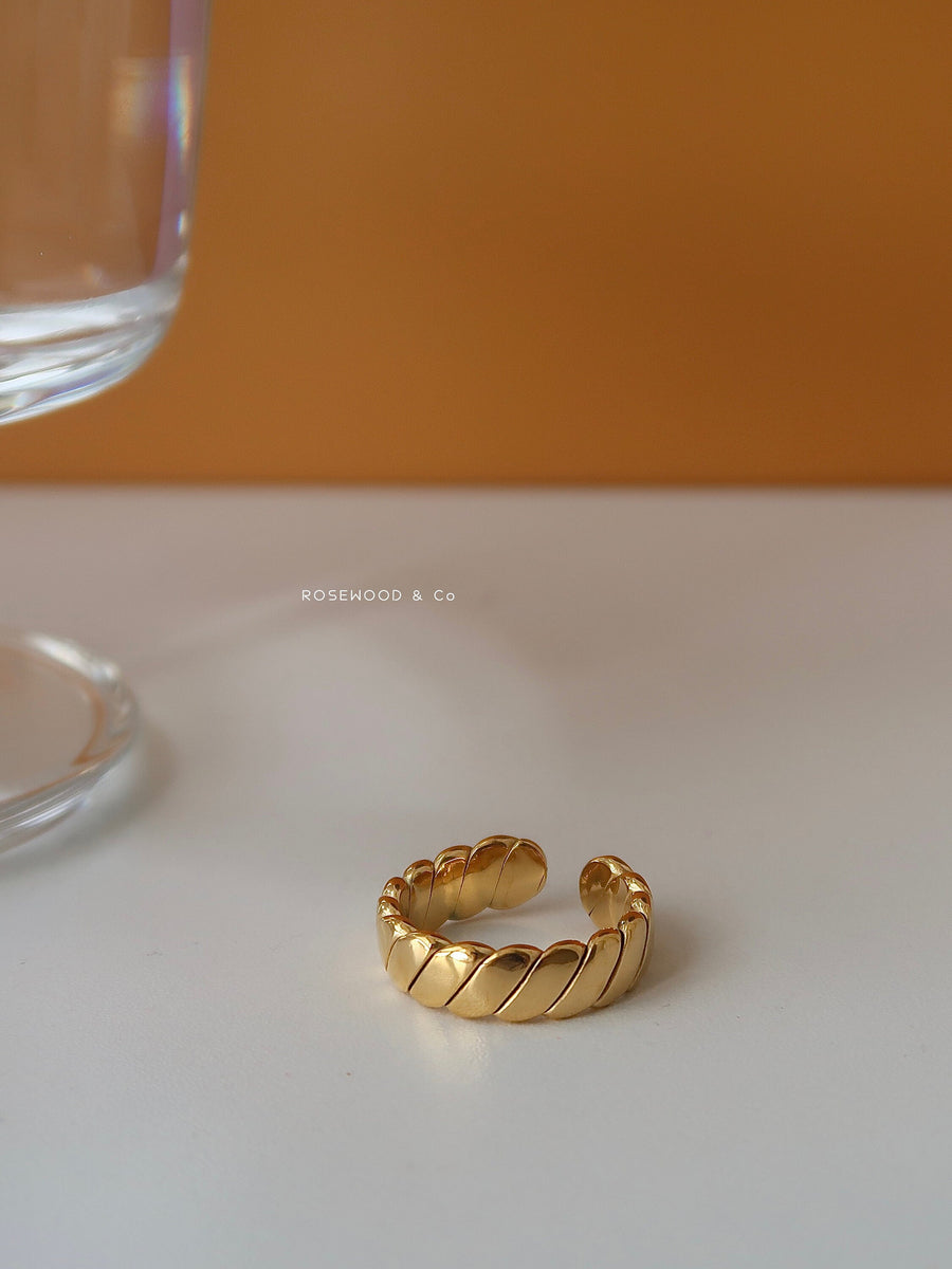 Waterproof Gold Band Ring, Non Tarnish Twisted Band Ring, Minimalist Stackable Ring, Dainty Woven BandRing, Gift for mom